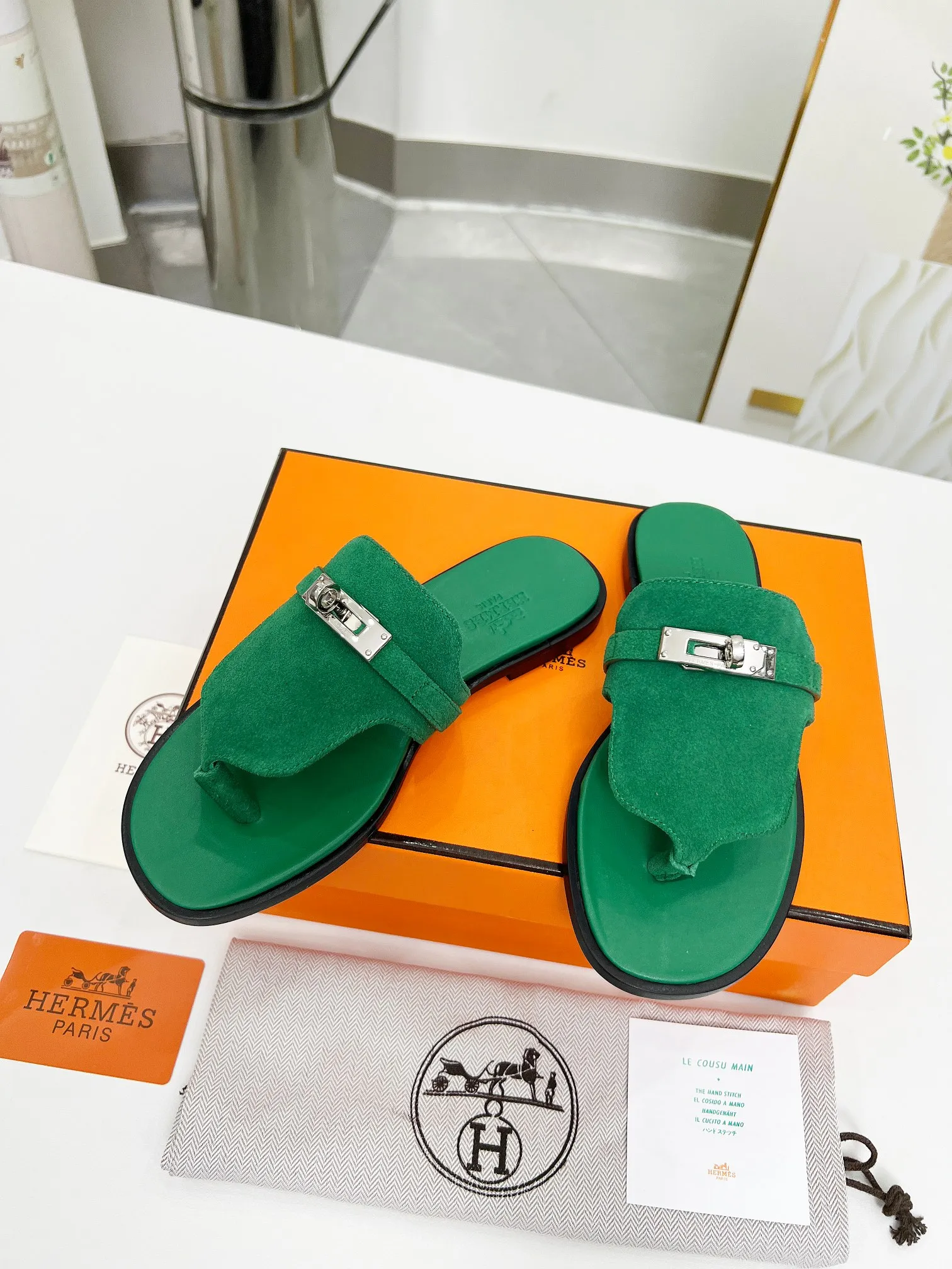 👟👟Ex-factory price 480👟👟 (top version) 👫Hermes ❗️❗️Original purchase and development⚠️ A must-have artifact for daily home, travel and vacation🉑 in spring and summer. High-end quality Code number: 35-40 (41/42 can be customized)